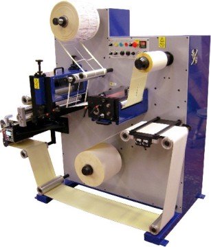 Transformateur d'étiquettes Daco 'D' / découpeuse rotative pour la production d'étiquettes unies. La machine est équipée d'un poste de découpe rotative simple, d'une refente rotative, d'un rembobineur simple de produit et d'un compteur d'étiquettes.